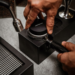 La Pavoni Leveler – Profesionální distributor na kávu (černý)