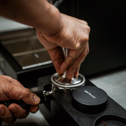 La Pavoni Leveler – Profesionální distributor na kávu (černý)