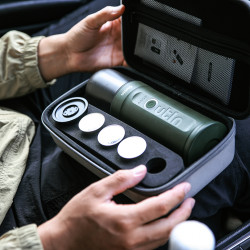 Outin Nano (Forest Green) set - cestovní kávovar + ochranné pouzdro