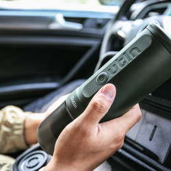 Outin Nano (Forest Green) set - cestovní kávovar + ochranné pouzdro