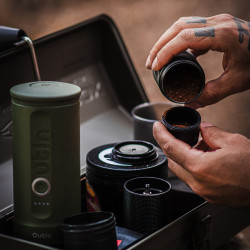 Outin Nano (Forest Green) set - cestovní kávovar + ochranné pouzdro