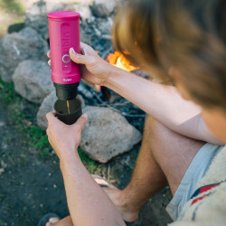 Outin Nano (Crimson Red) - cestovní kávovar